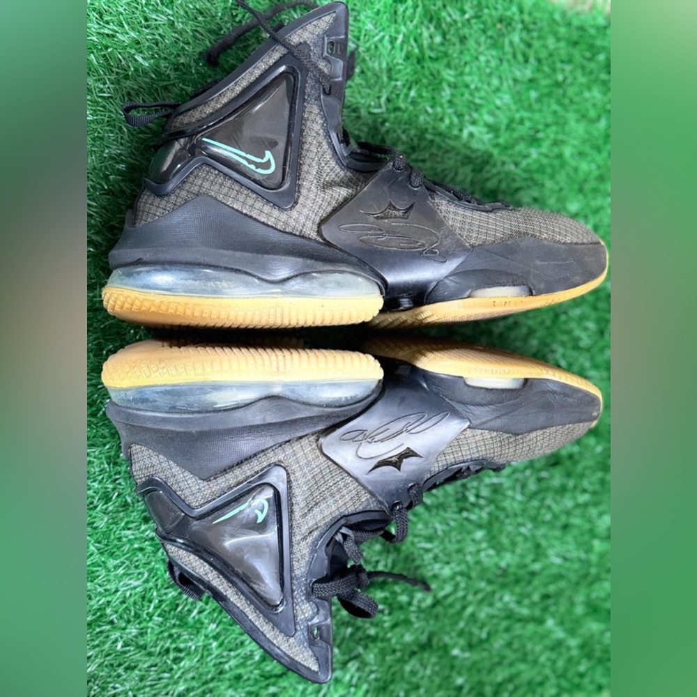 Nike LeBron 19
Black Aqua (GS) Size 6.5Y